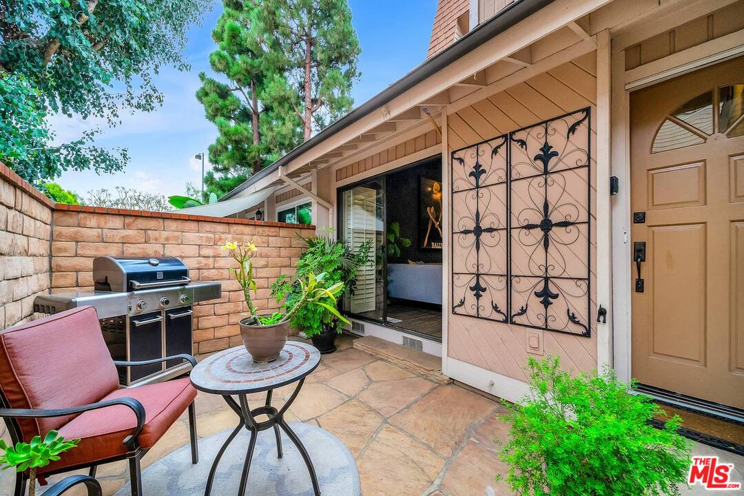13035 Mindanao Way, Unit 2 Marina del Rey, CA 90292 - Photo 23 of 29 a backyard of a house with chairs table and chairs