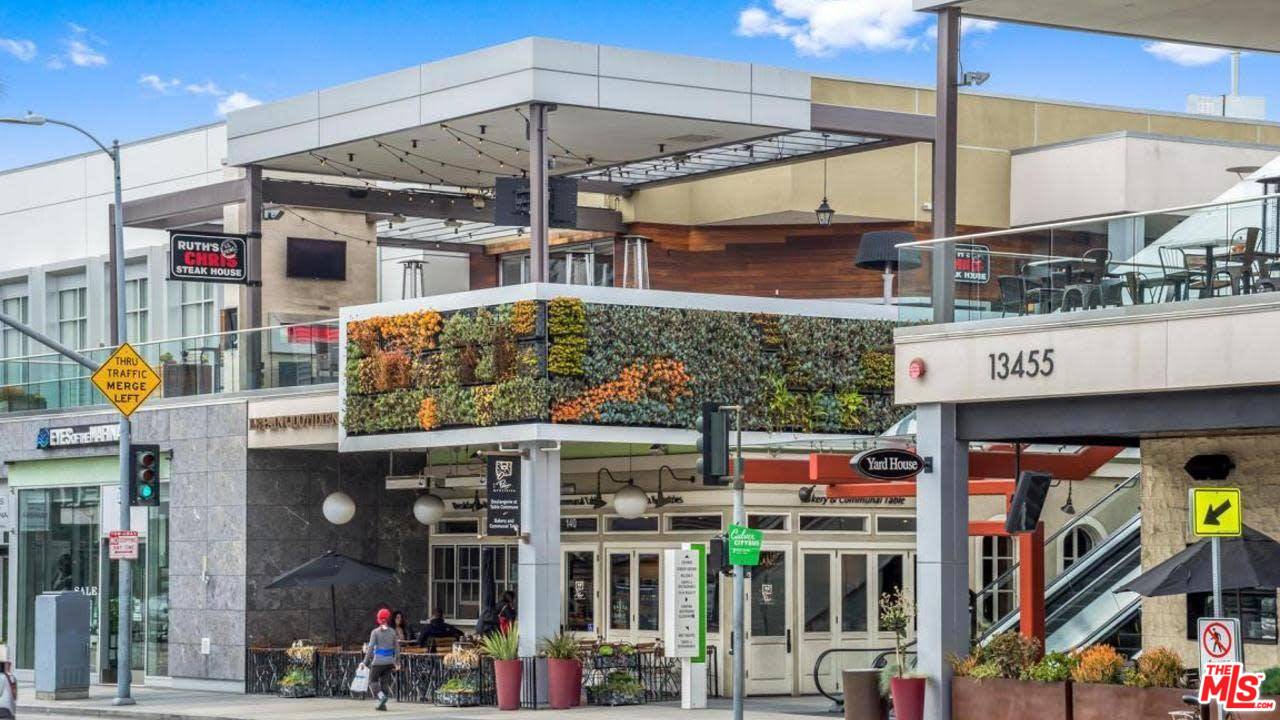 13035 Mindanao Way, Unit 2 Marina del Rey, CA 90292 - Photo 27 of 29 a view of street with sitting area