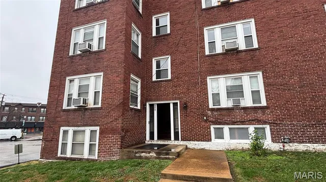 $725 | 7166 Lyndover Place, Unit E, St. Louis, MO 63143
