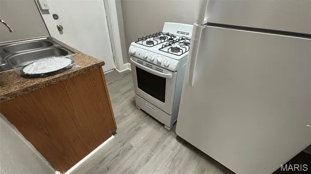 $725 | 7166 Lyndover Place, Unit E, St. Louis, MO 63143