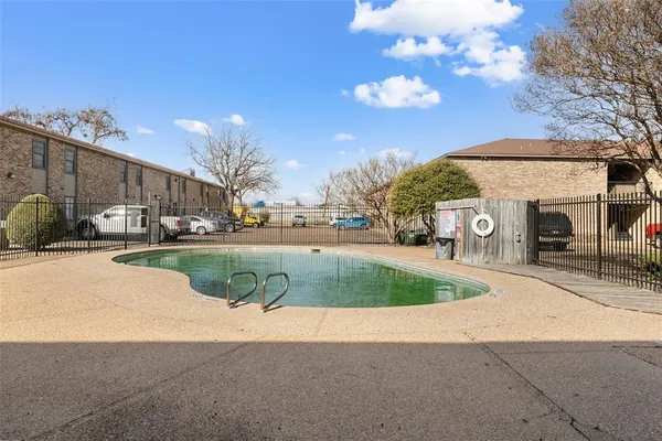 a view of a water fountain in front of a building