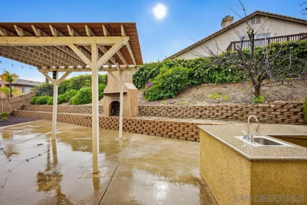 a view of a house with backyard and garden