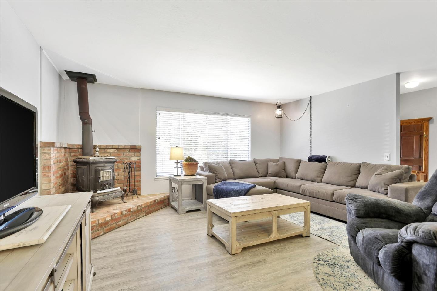 630 Paradise Road Salinas, CA 93907 - Photo 8 of 37 a living room with furniture and a flat screen tv