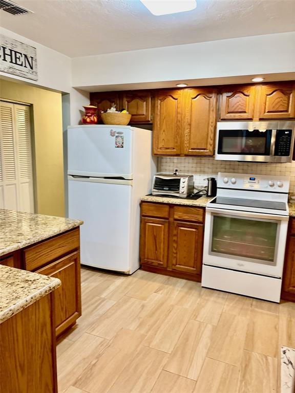 19807 Southwest 85th Loop Dunnellon, FL 34432 - Photo 21 of 60 a kitchen with a stove a sink and a refrigerator