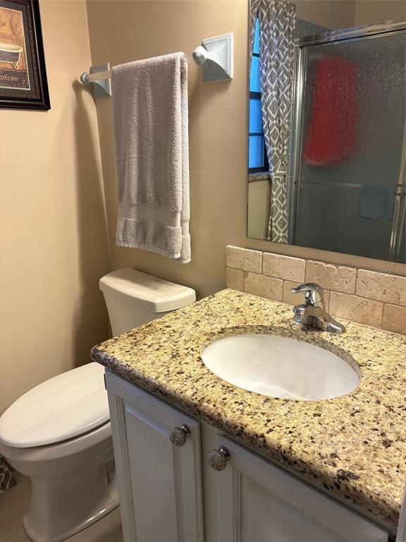19807 Southwest 85th Loop Dunnellon, FL 34432 - Photo 37 of 60 a bathroom with a granite countertop sink and a mirror
