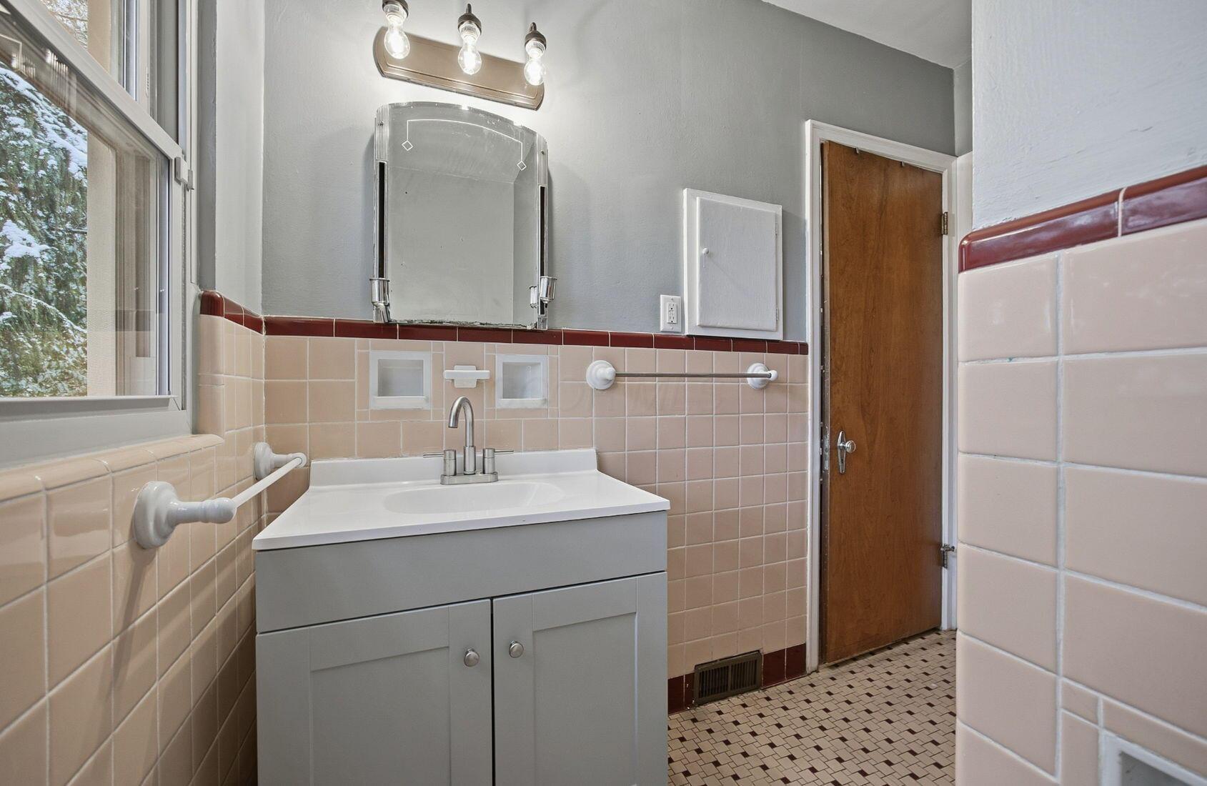 440 North Nelson Road Columbus, OH 43219 - Photo 33 of 77 440 N Nelson 2nd floor hall bathroom