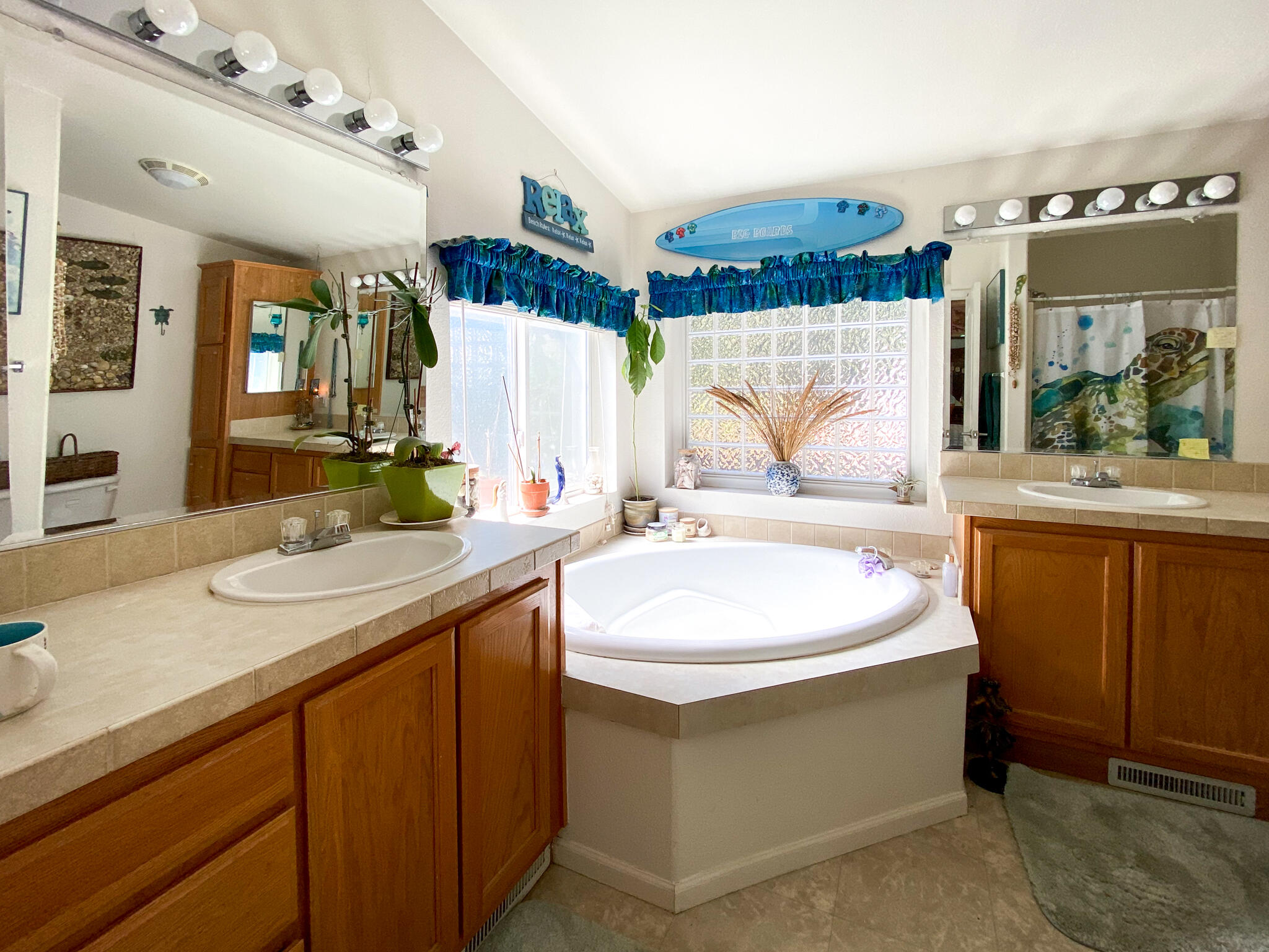 361 Senger Road Junction City, CA 96048 - Photo 10 of 39 Primary Bath w/Garden Tub