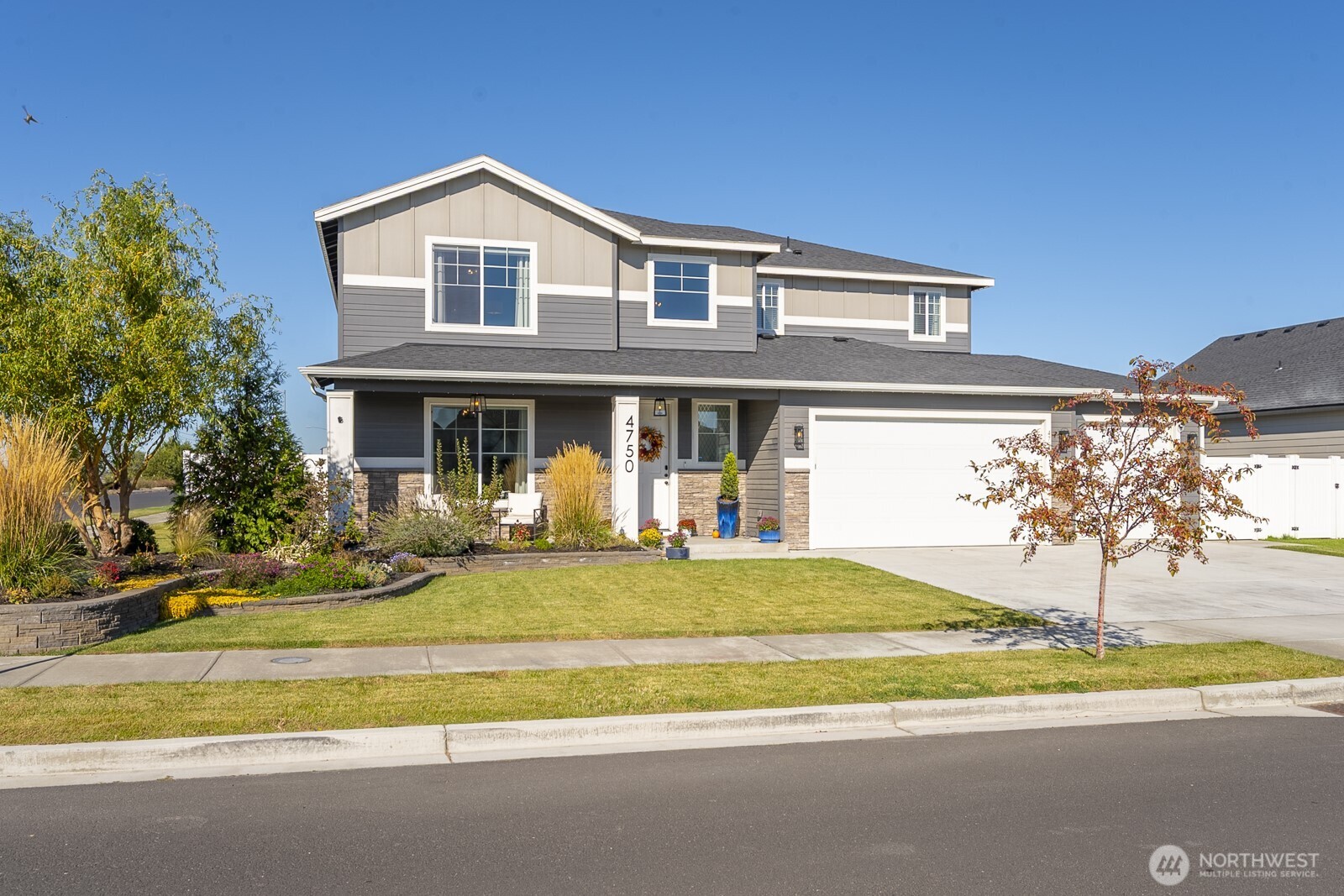 4750 Hawk Street Moses Lake, WA 98837 - Photo 3 of 35 a view of a house with a swimming pool