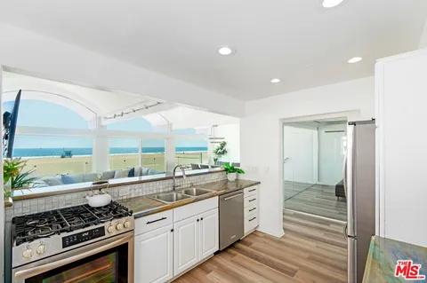 $8,999,999 | 3806 Ocean Front Walk, Marina del Rey, CA 90292