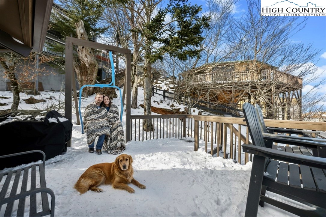109 Skiloft Road Beech Mountain, NC 28604 - Photo 8 of 30 a backyard of a house with table and chairs