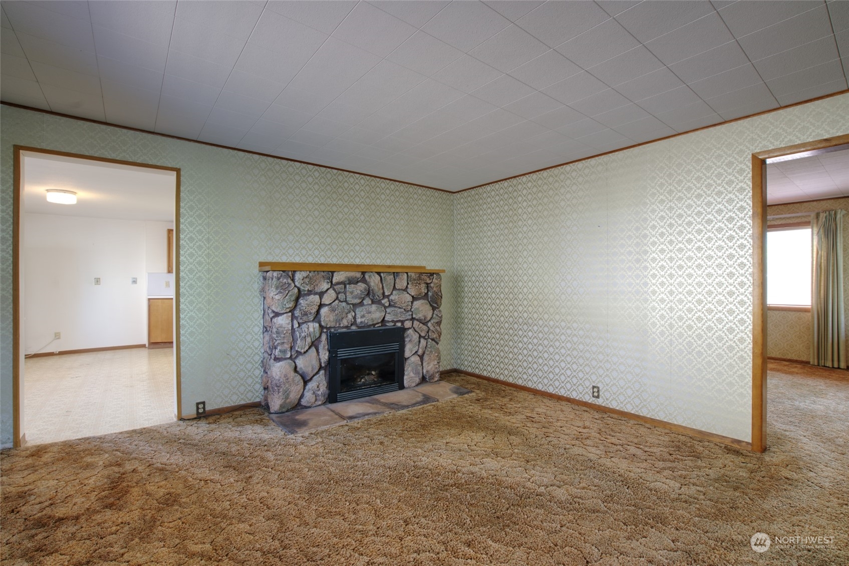 627 North Oakes Street Tacoma, WA 98406 - Photo 11 of 37 a view of empty room with a fireplace