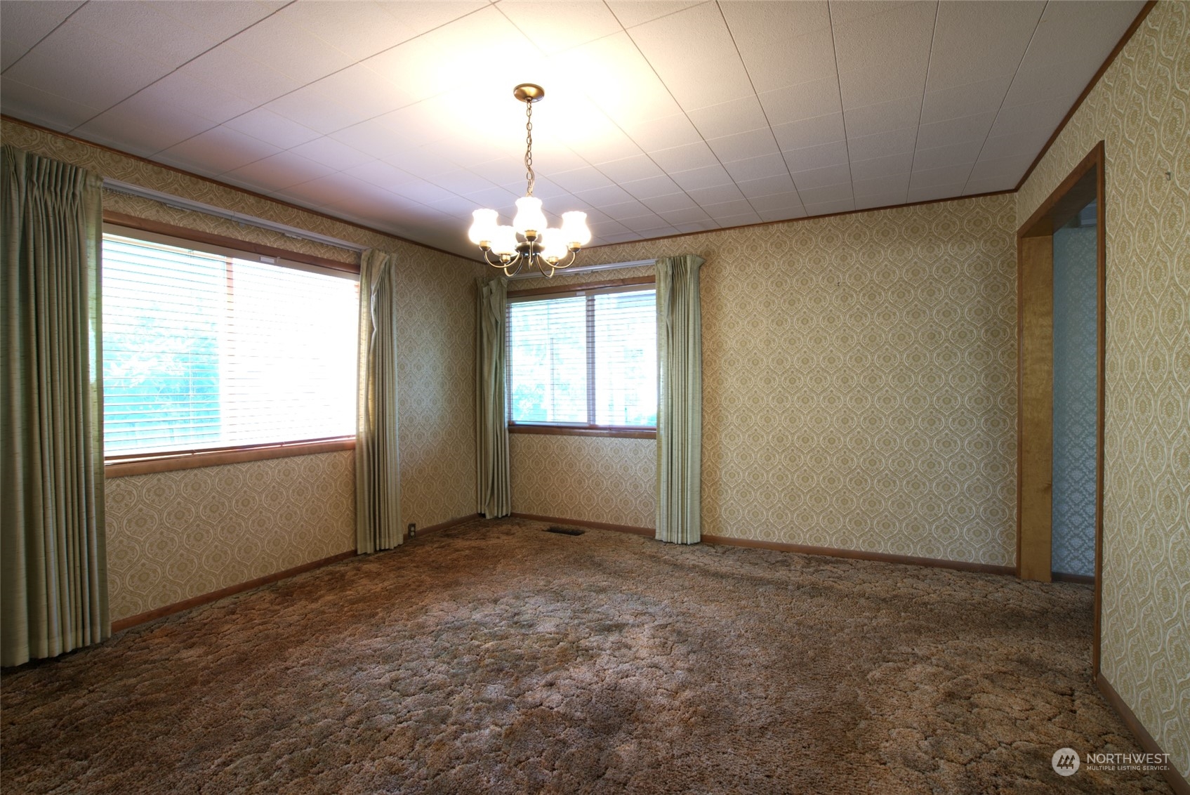 627 North Oakes Street Tacoma, WA 98406 - Photo 12 of 37 a view of livingroom with window
