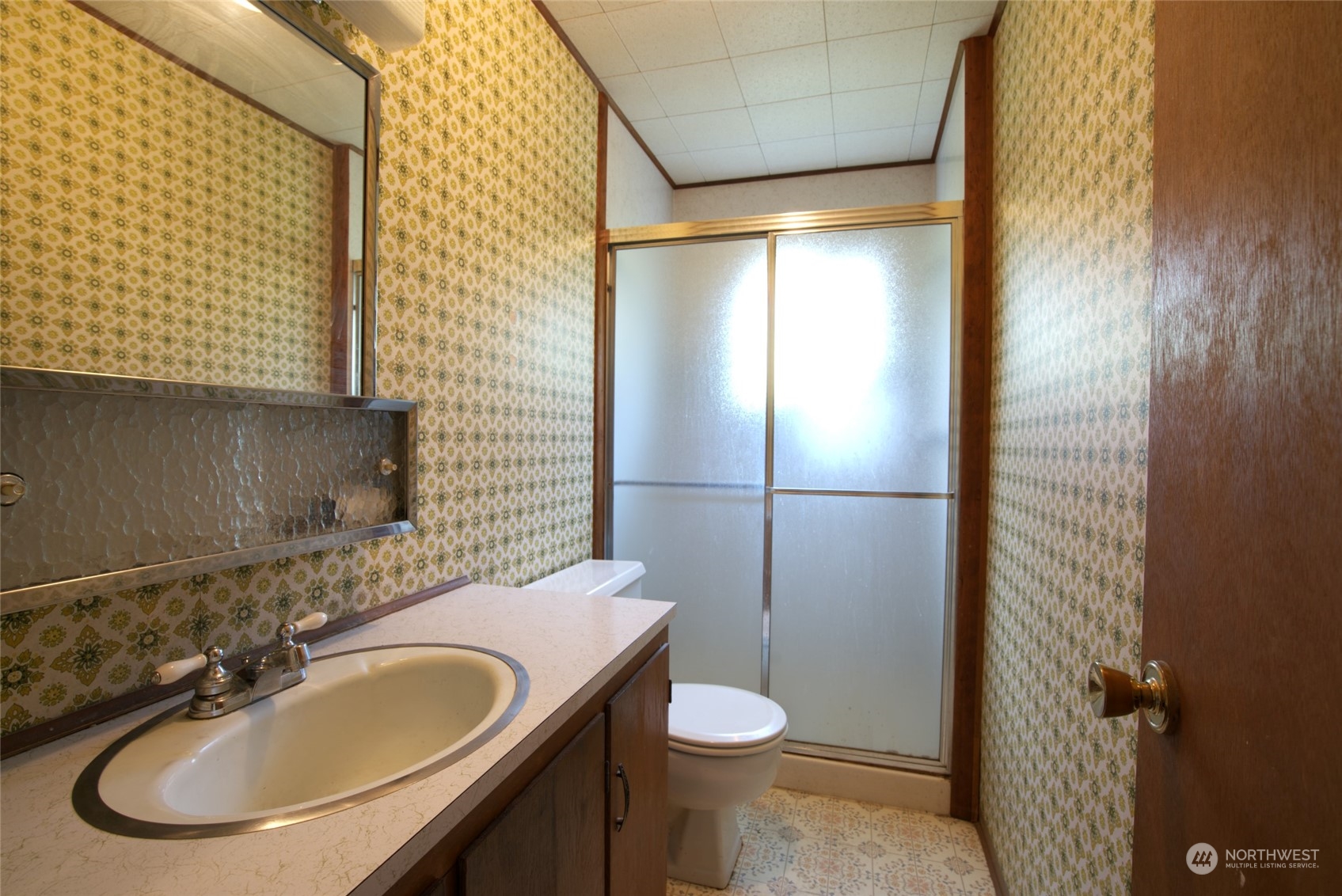 627 North Oakes Street Tacoma, WA 98406 - Photo 15 of 37 a bathroom with a sink and a mirror