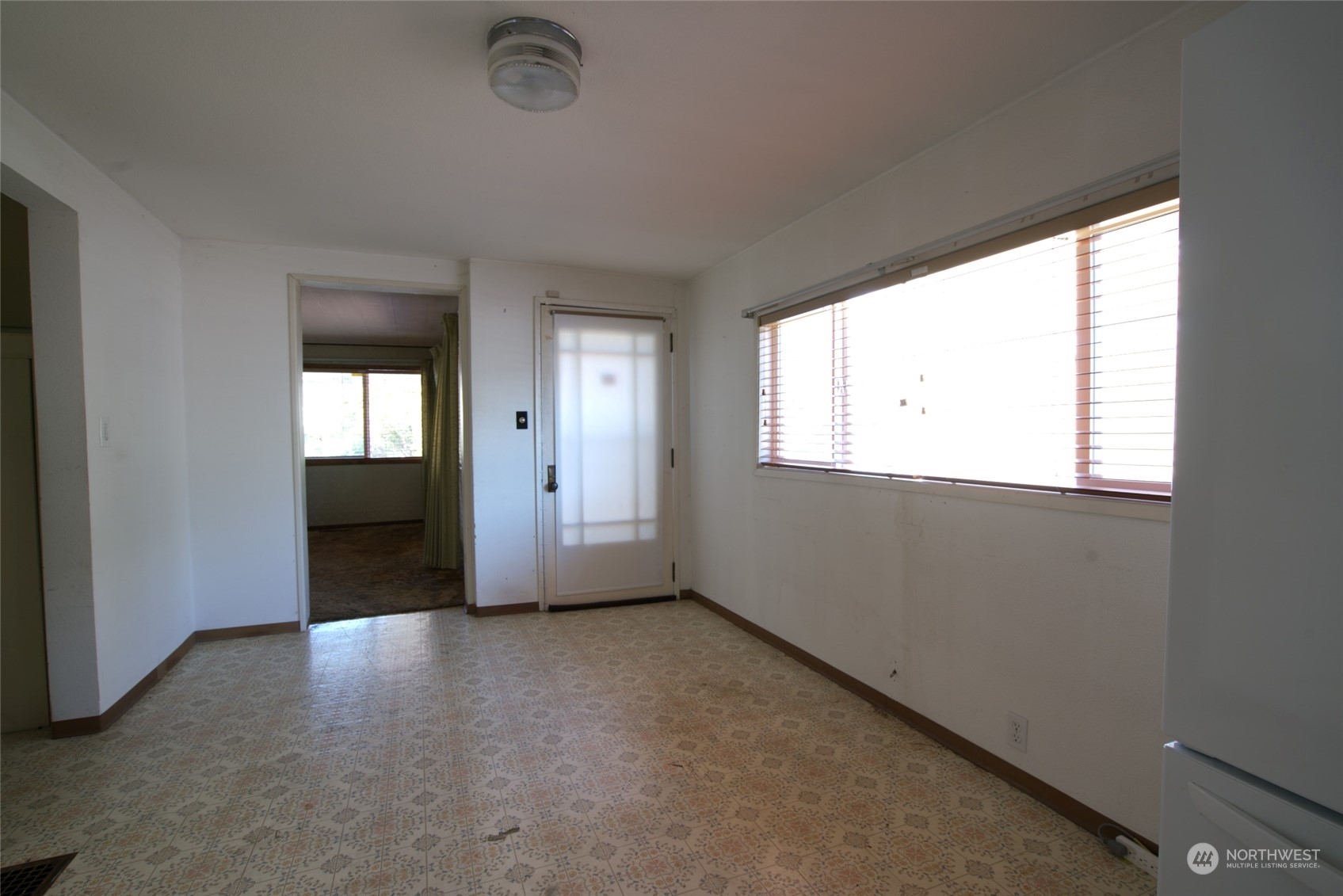627 North Oakes Street Tacoma, WA 98406 - Photo 16 of 37 an empty room that has a window