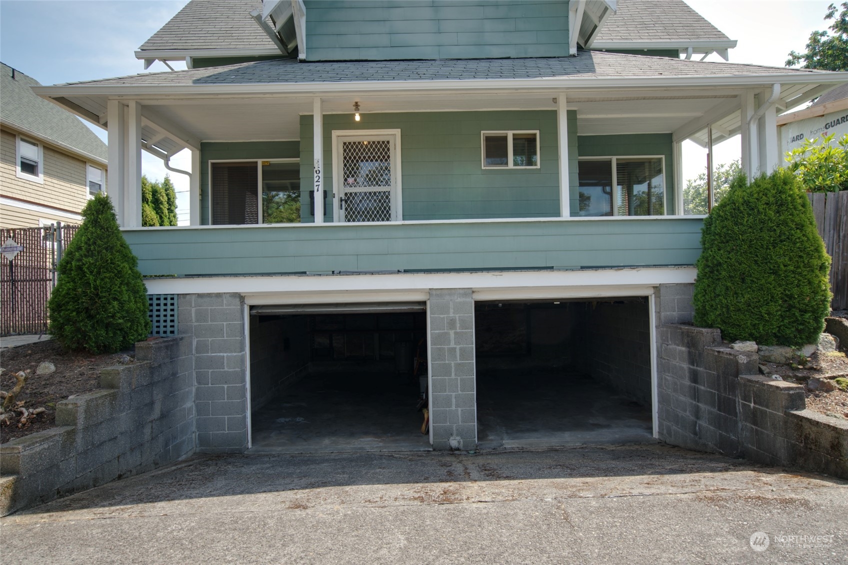 627 North Oakes Street Tacoma, WA 98406 - Photo 2 of 37 a front view of a house with plants