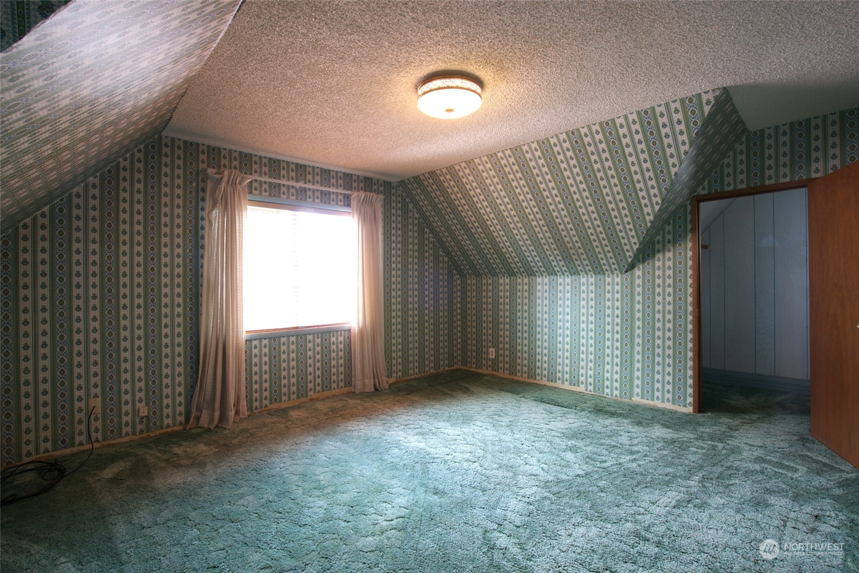 627 North Oakes Street Tacoma, WA 98406 - Photo 21 of 37 an empty room with windows