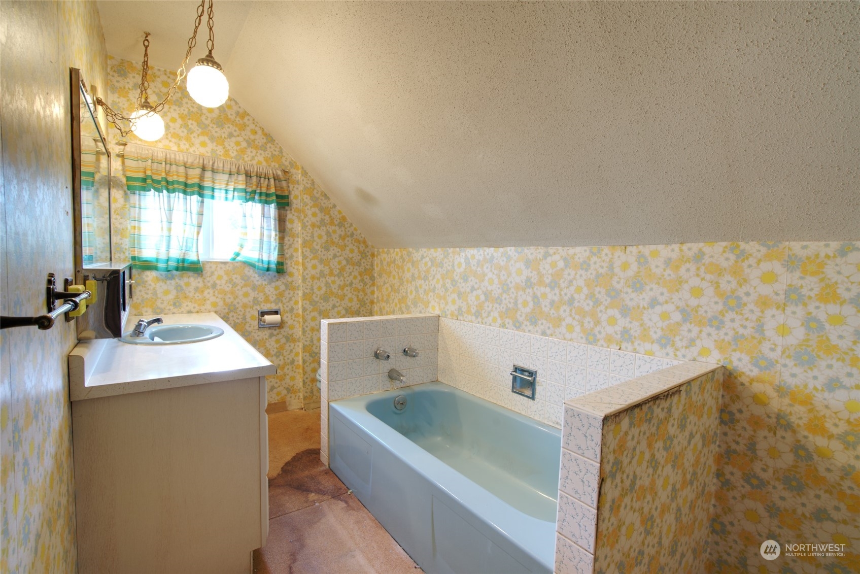 627 North Oakes Street Tacoma, WA 98406 - Photo 22 of 37 a bathroom with a sink a vanity and a bathtub