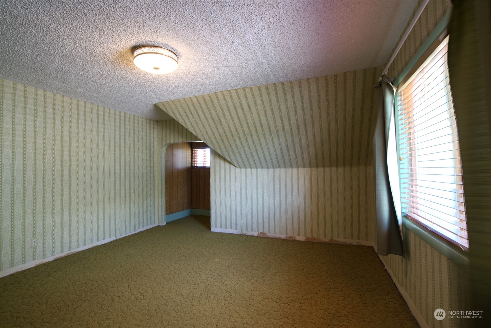 627 North Oakes Street Tacoma, WA 98406 - Photo 23 of 37 a view of a garage