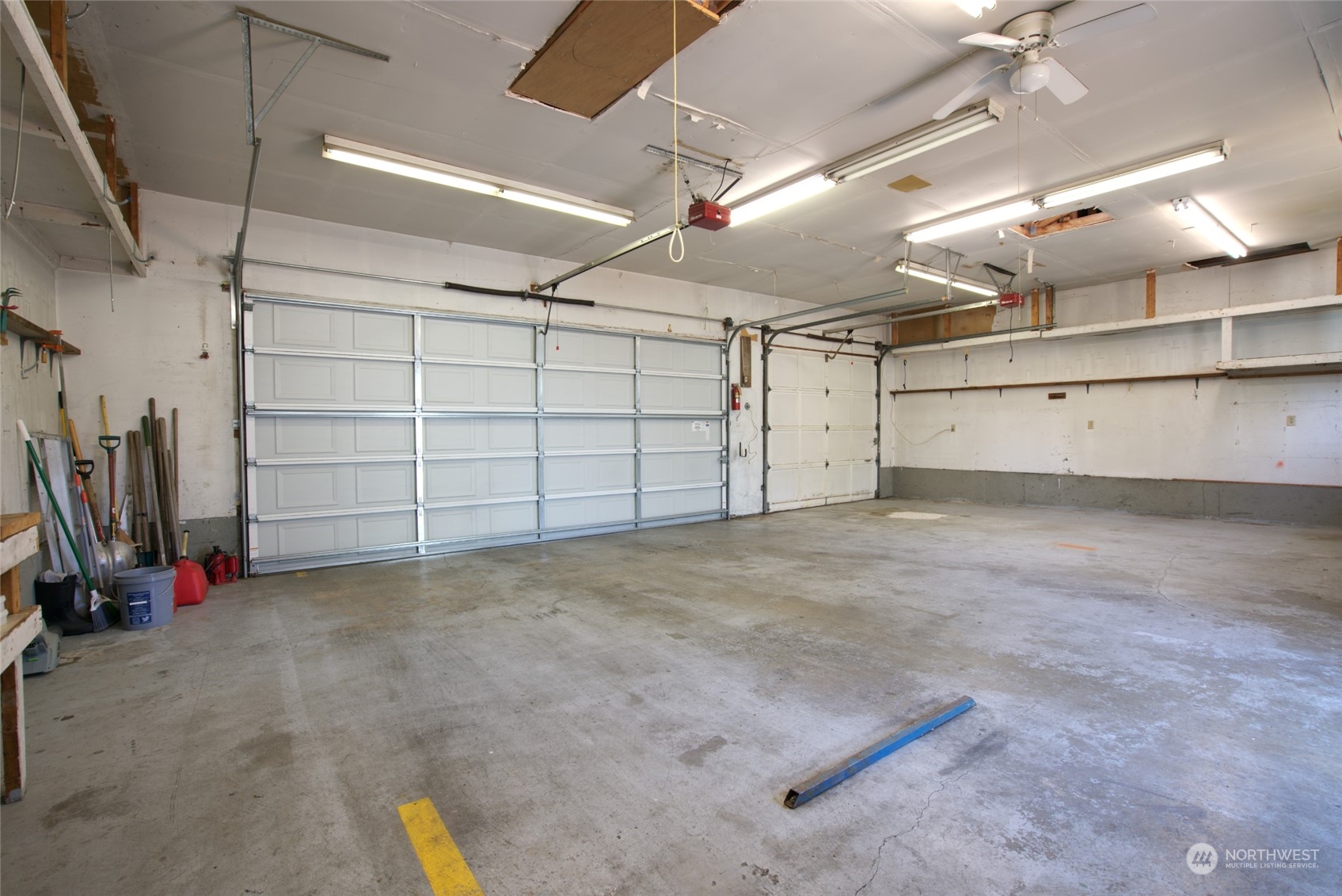 627 North Oakes Street Tacoma, WA 98406 - Photo 32 of 37 a view of a garage room