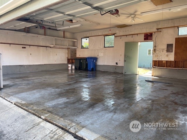 627 North Oakes Street Tacoma, WA 98406 - Photo 34 of 37 a view of a garage