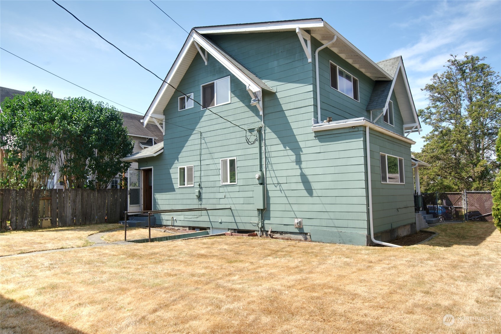 627 North Oakes Street Tacoma, WA 98406 - Photo 7 of 37 a house with a outdoor space