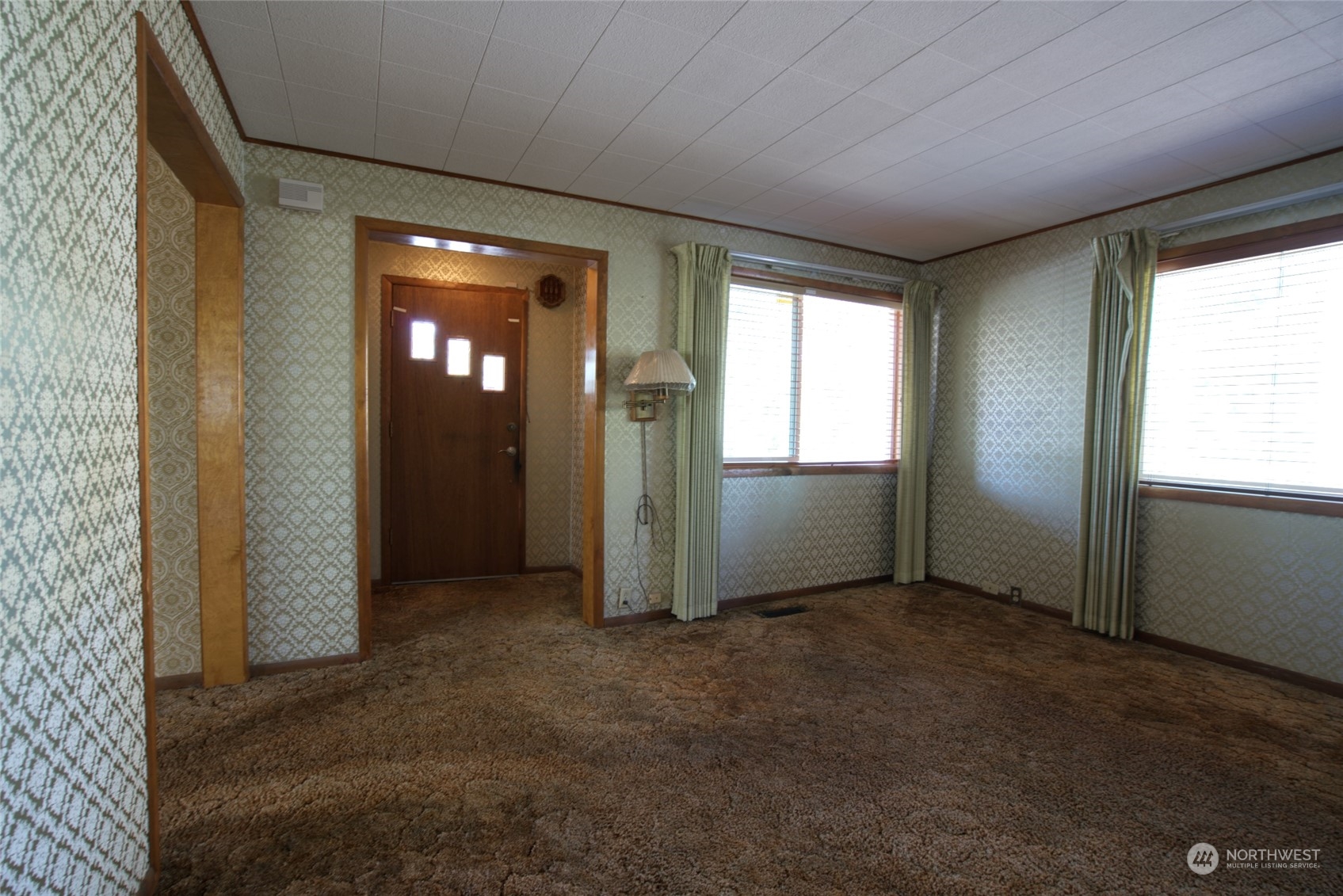 627 North Oakes Street Tacoma, WA 98406 - Photo 9 of 37 an empty room with windows and closet