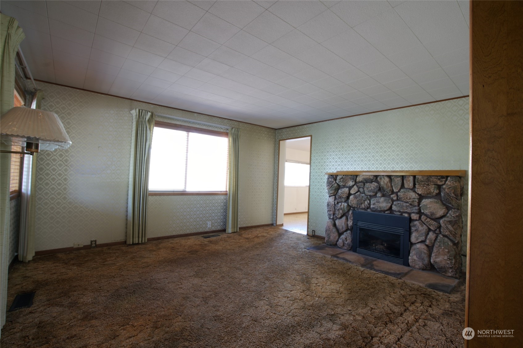 627 North Oakes Street Tacoma, WA 98406 - Photo 10 of 37 an empty room with windows