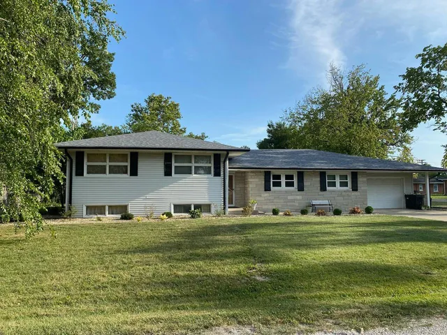 $249,995 | 9 Orchard Drive, Charleston, IL 61920