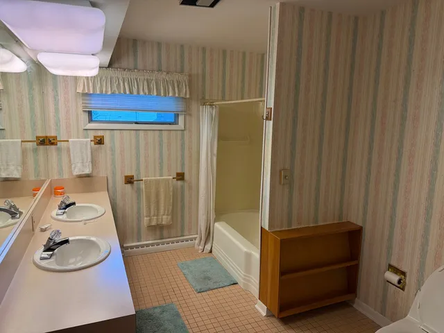 $249,995 | 9 Orchard Drive, Charleston, IL 61920