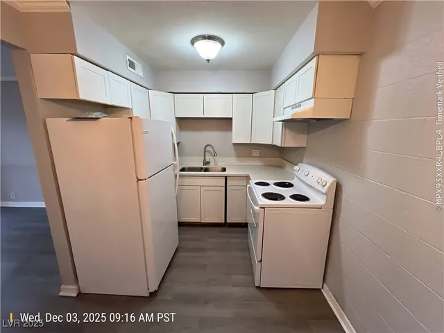 $950 | 555 South Royal Crest Circle, Unit 9, Las Vegas, NV 89169