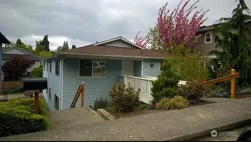 $2,000 | 5215 38th Avenue Southwest, Unit 2, Seattle, WA 98126