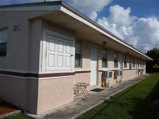 a view of house with backyard
