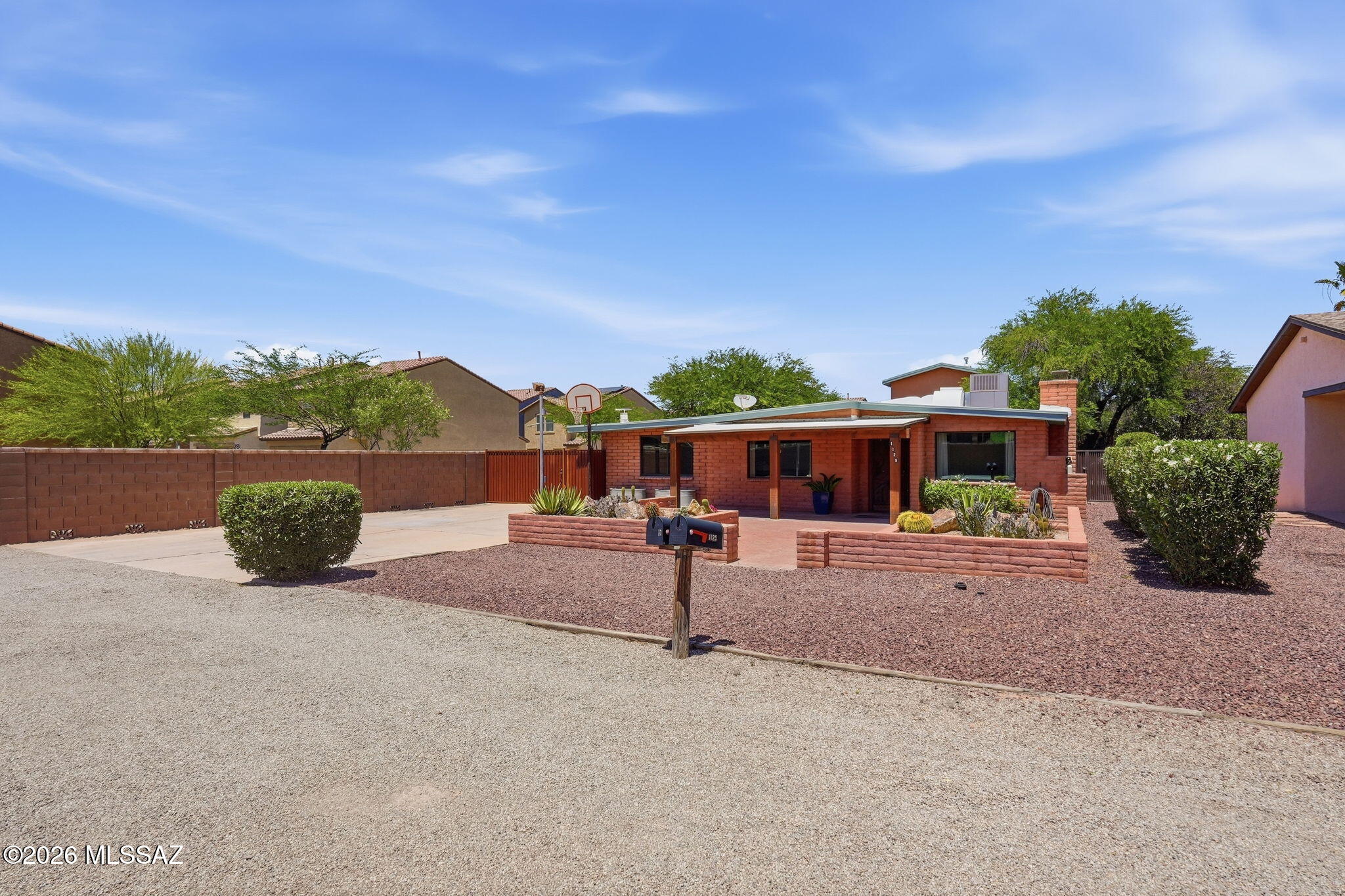 1125 East Kleindale Road Tucson, AZ 85719 - Photo 2 of 49 a view of outdoor space and yard