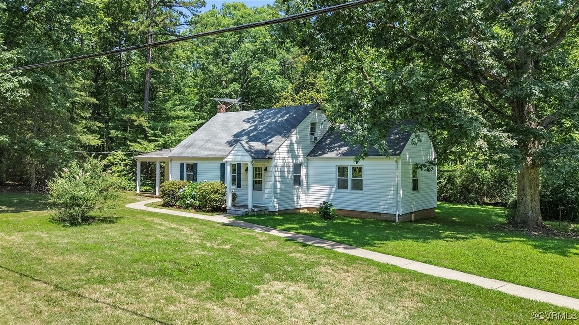 2812 Chapel Road New Canton, VA 23123 - Photo 2 of 32 a front view of a house with a yard