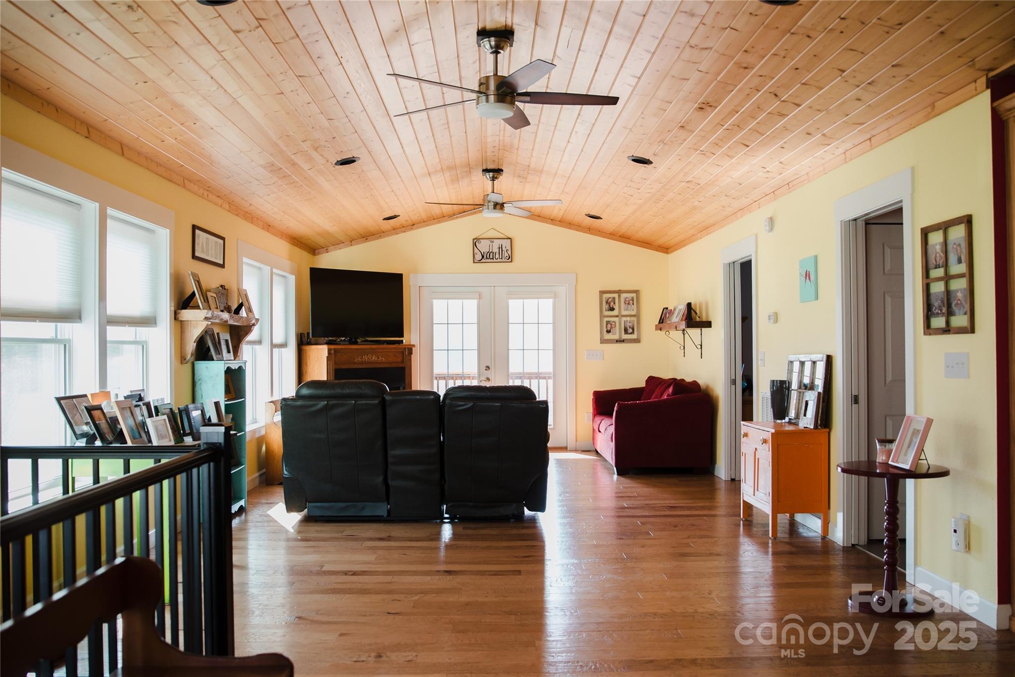 1086 Carters Ridge Road Spruce Pine, NC 28777 - Photo 5 of 47 a living room with furniture