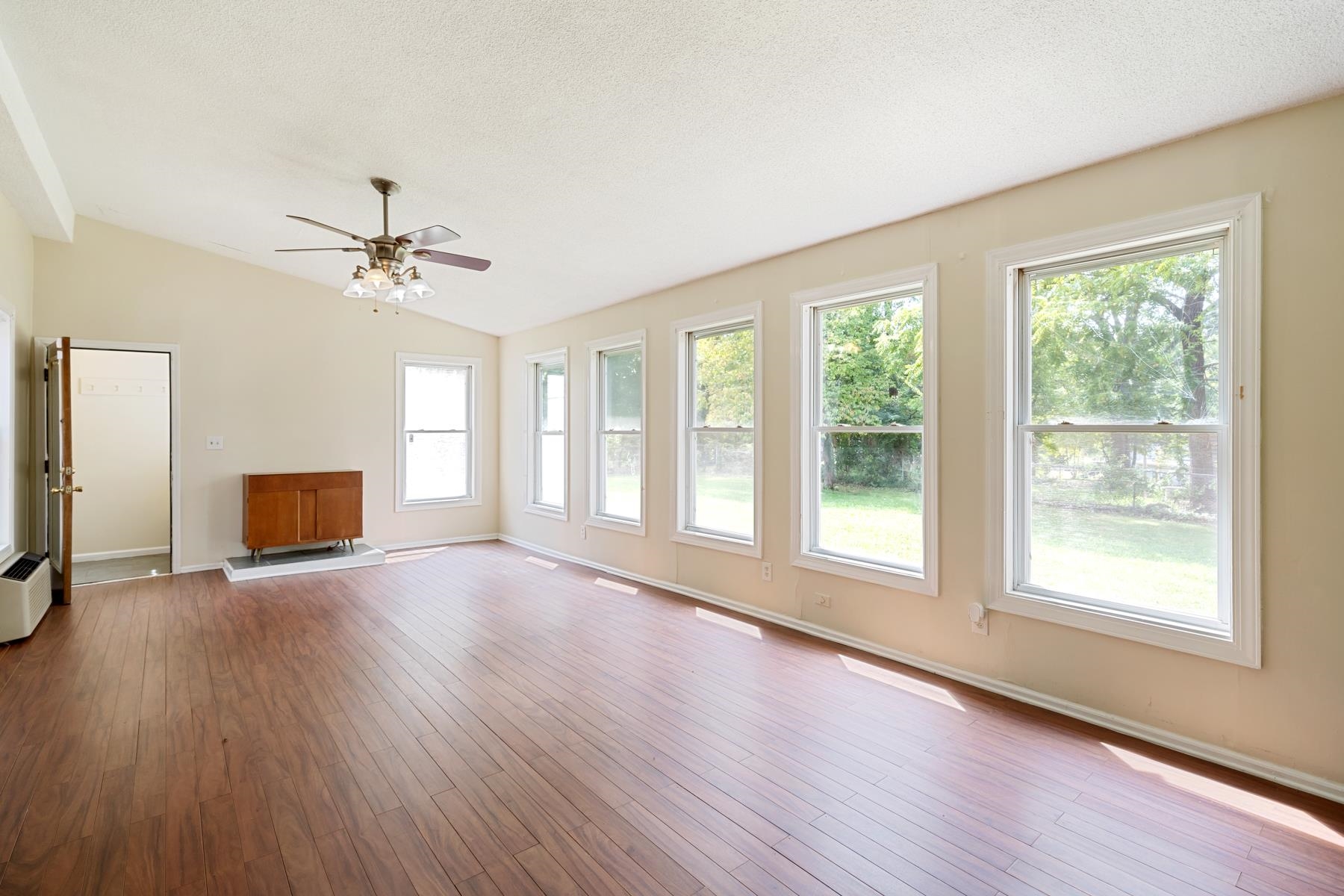 189 East Victoria Road Spartanburg, SC 29301 - Photo 22 of 36 Den/Family Room