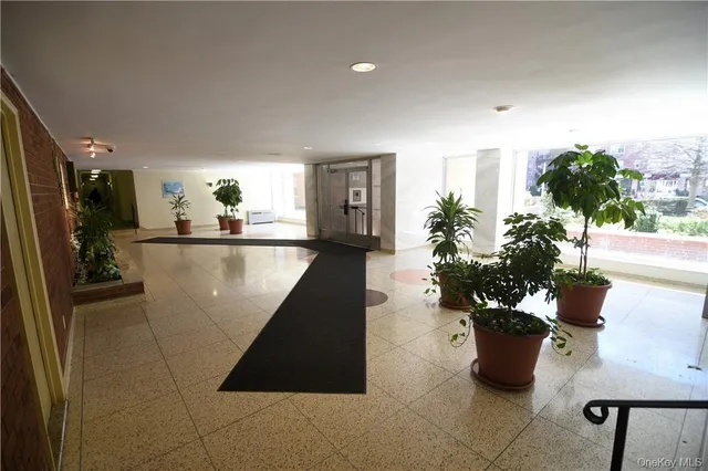 $1,600 | 2 Sadore Lane, Unit 6R, Yonkers, NY 10710