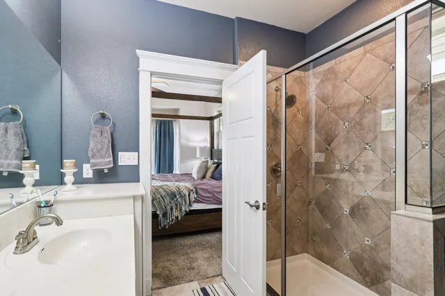 a en suite bathroom with a double vanity sink and a mirror