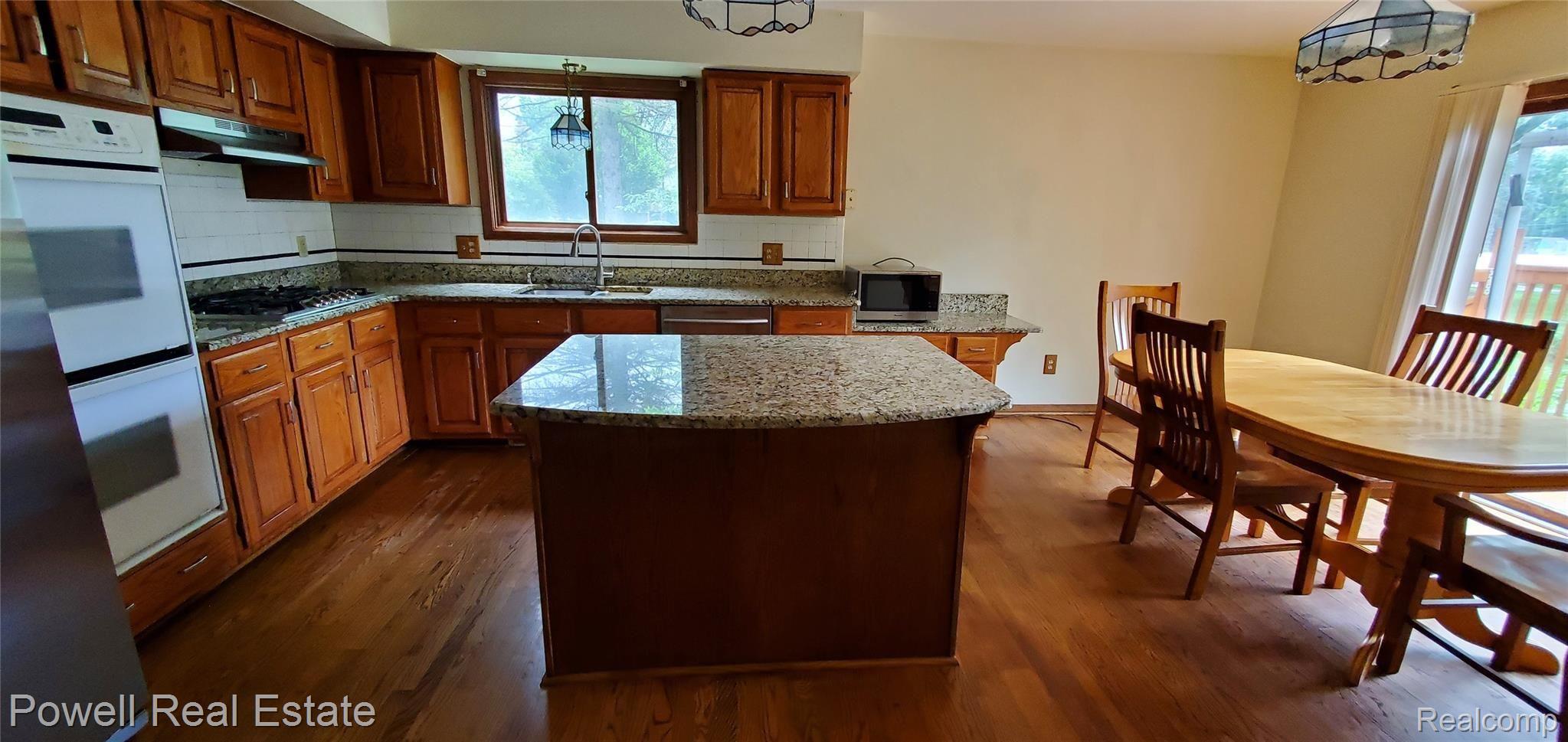 835 Stanford Circle Rochester, MI 48309 - Photo 5 of 18 Kitchen 2.jpg