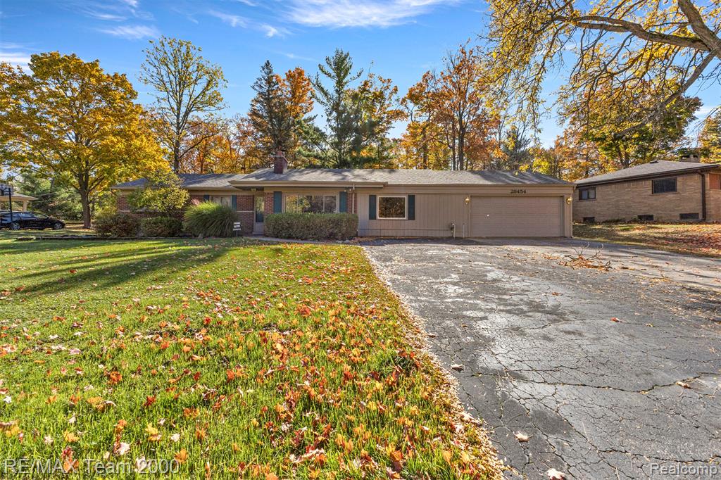 28454 Quail Hollow Road Farmington, MI 48331 - Photo 2 of 46