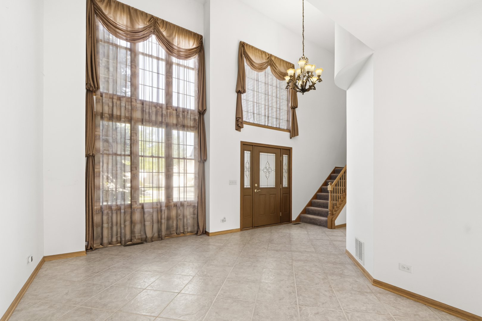 546 Fourth Avenue Addison, IL 60101 - Photo 15 of 39 a view of an empty room with a window