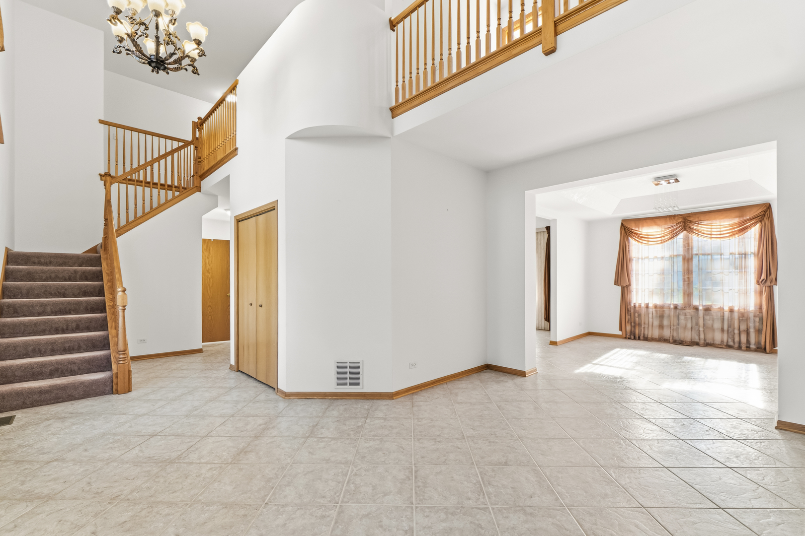 546 Fourth Avenue Addison, IL 60101 - Photo 17 of 39 a view of an empty room and staircase