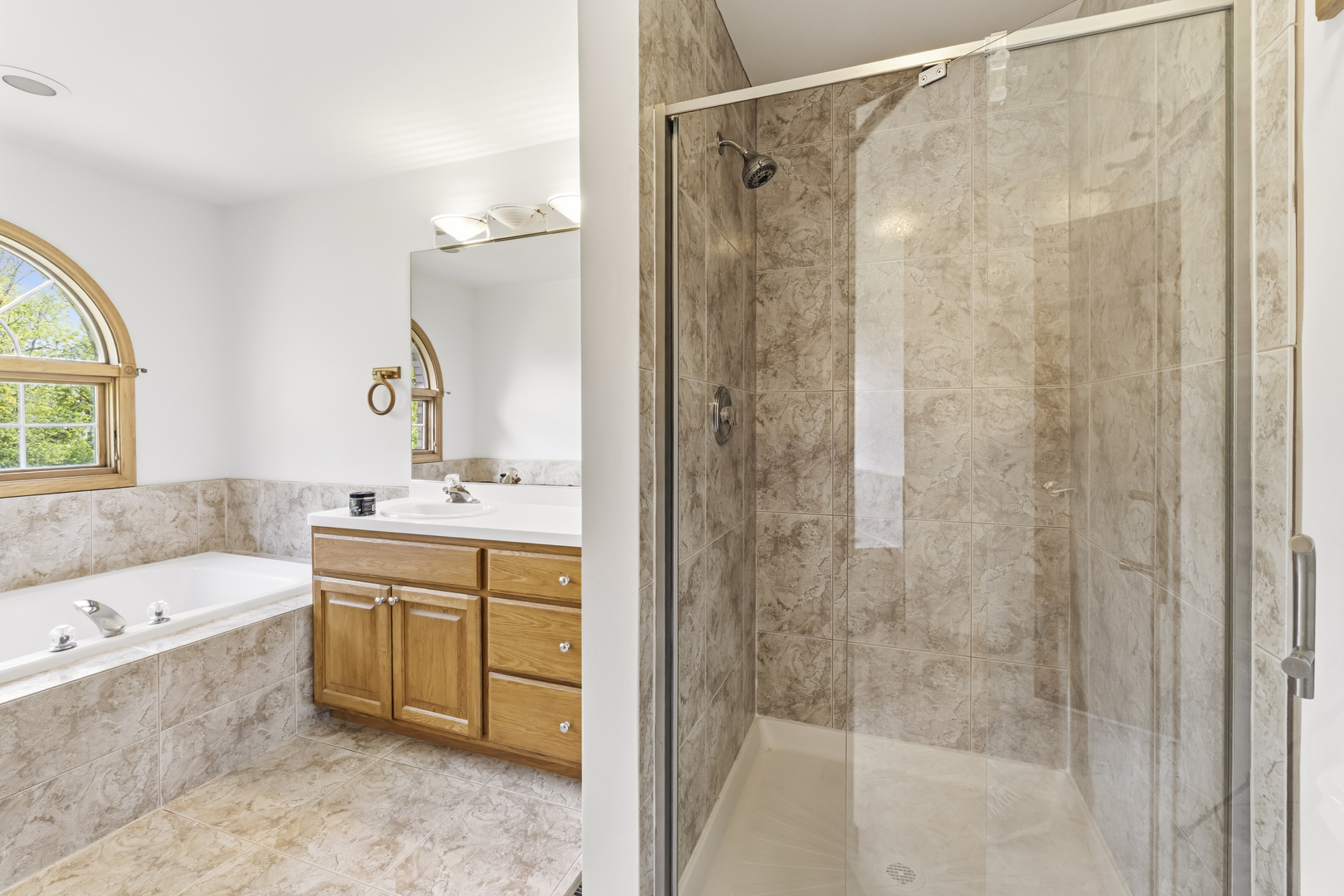 546 Fourth Avenue Addison, IL 60101 - Photo 18 of 39 a bathroom with a tub sink and mirror