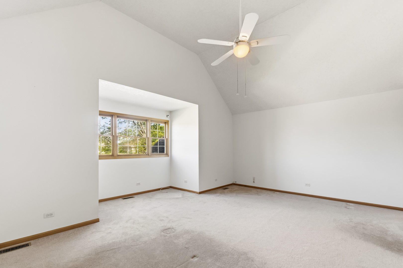 546 Fourth Avenue Addison, IL 60101 - Photo 24 of 39 an empty room with windows