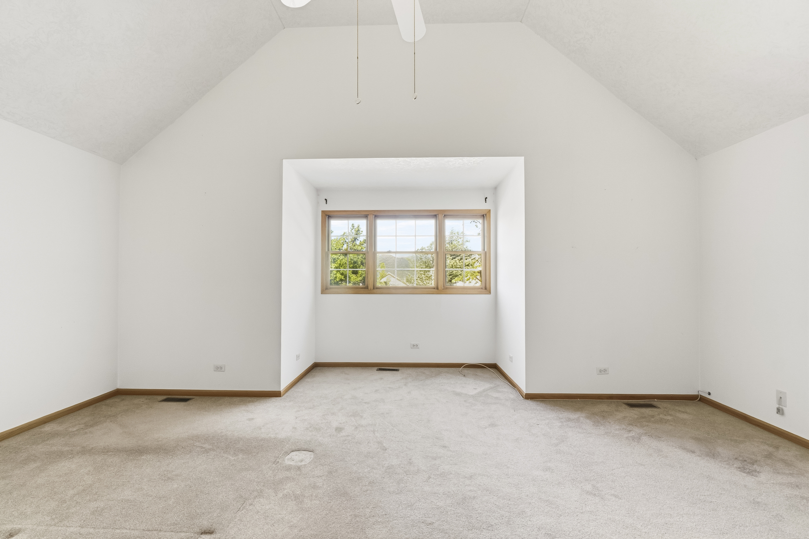 546 Fourth Avenue Addison, IL 60101 - Photo 25 of 39 a view of an empty room with a window