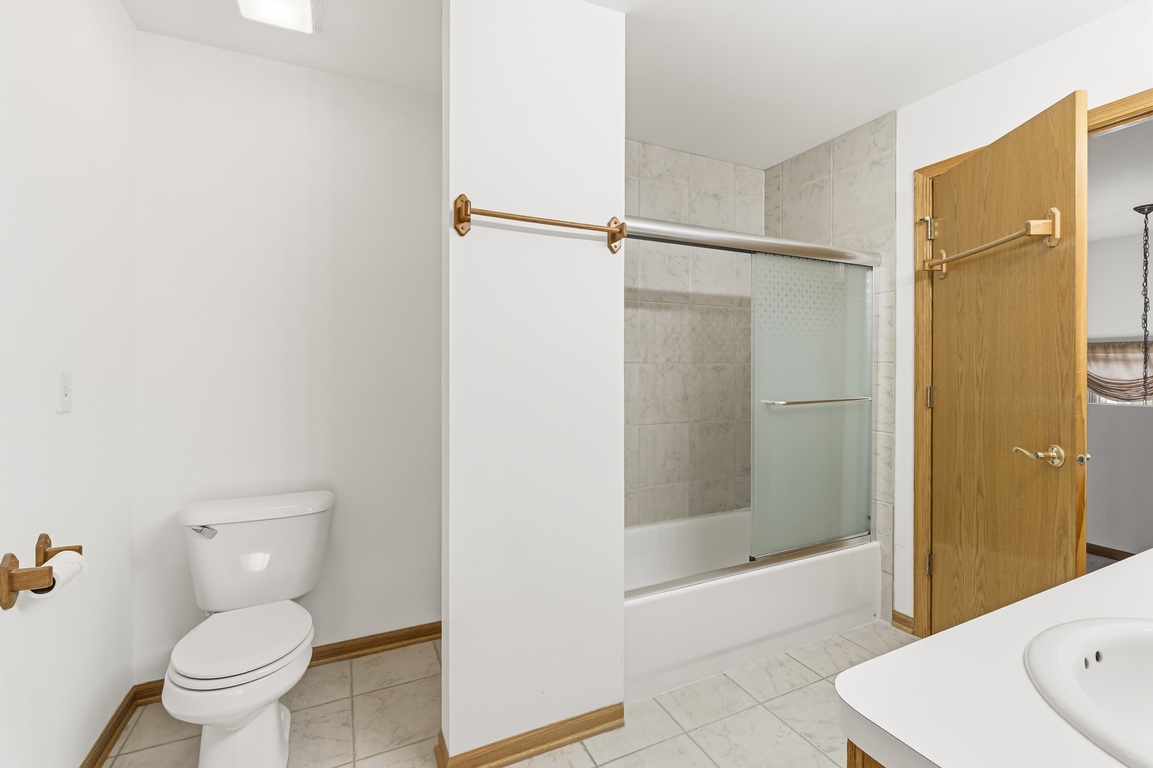 546 Fourth Avenue Addison, IL 60101 - Photo 27 of 39 a bathroom with a shower and a toilet