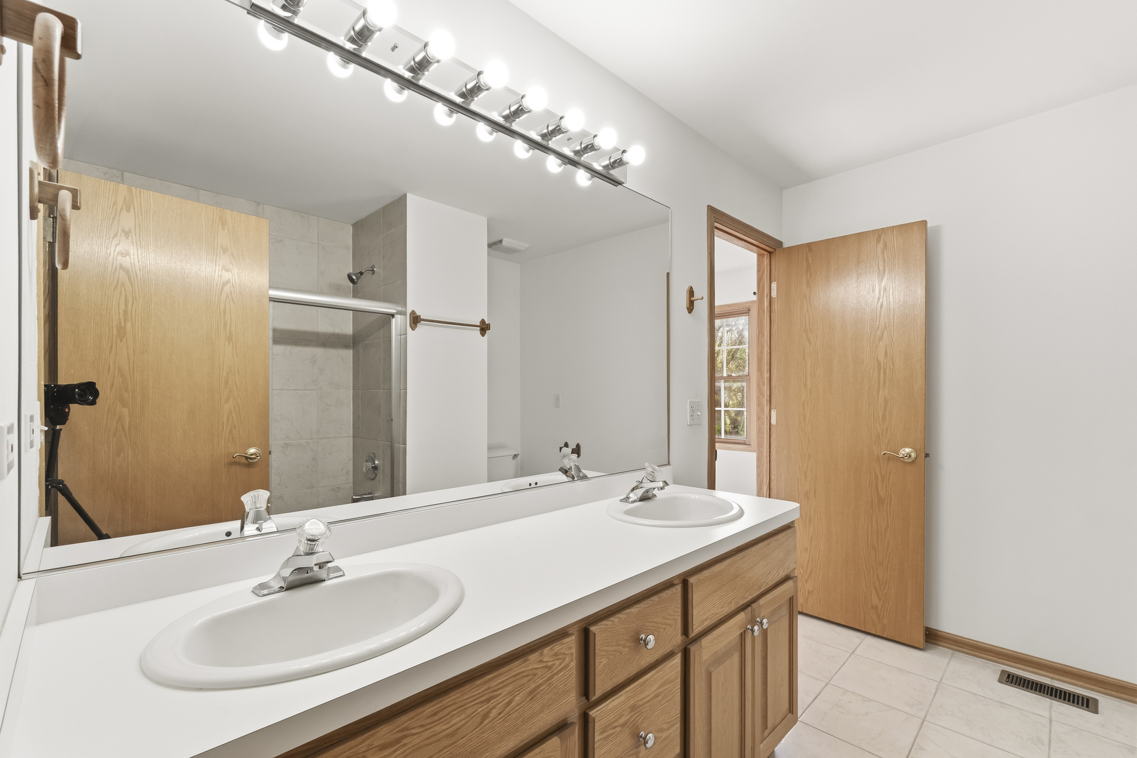 546 Fourth Avenue Addison, IL 60101 - Photo 29 of 39 a bathroom with a sink double vanity and a mirror