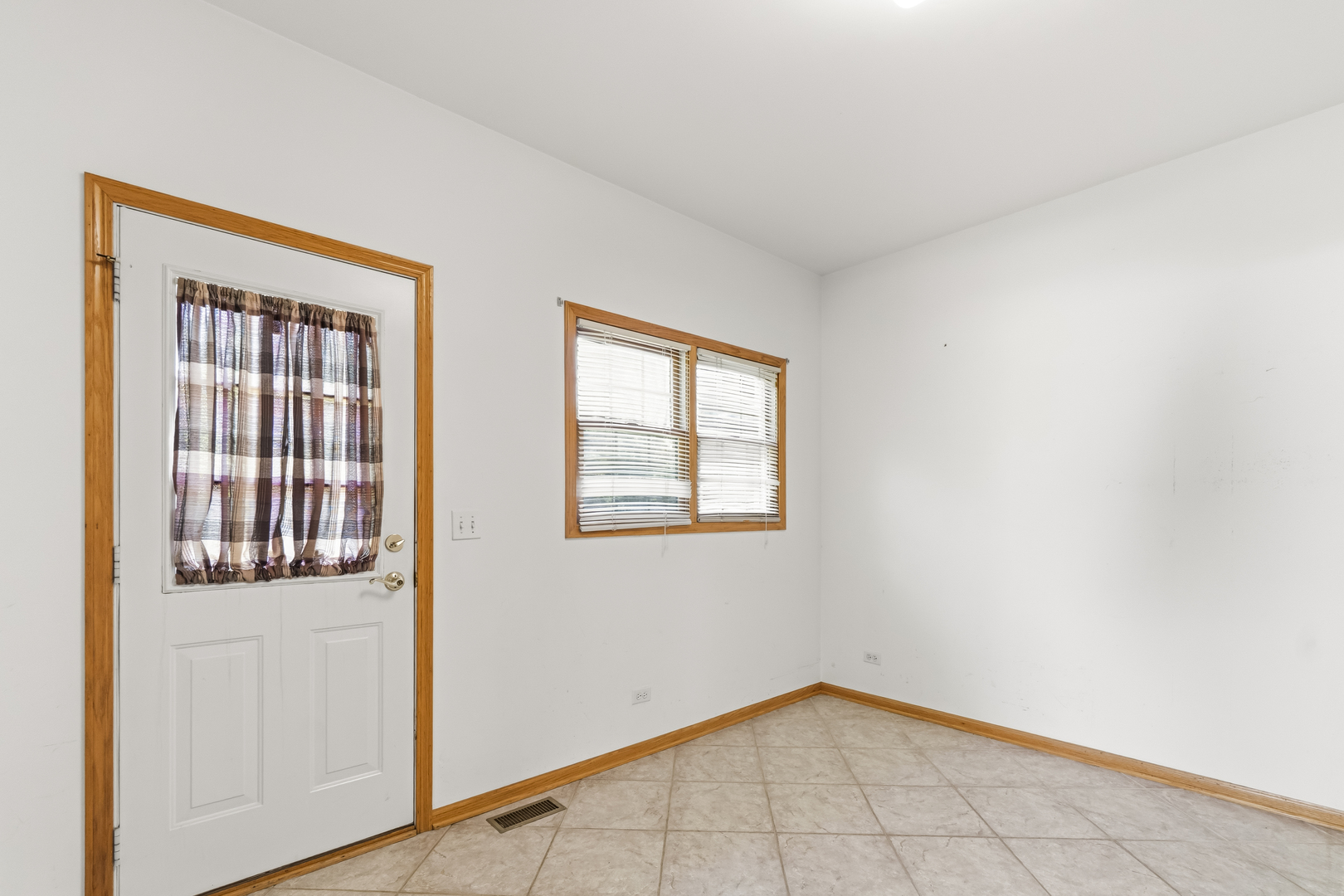 546 Fourth Avenue Addison, IL 60101 - Photo 4 of 39 an empty room with windows