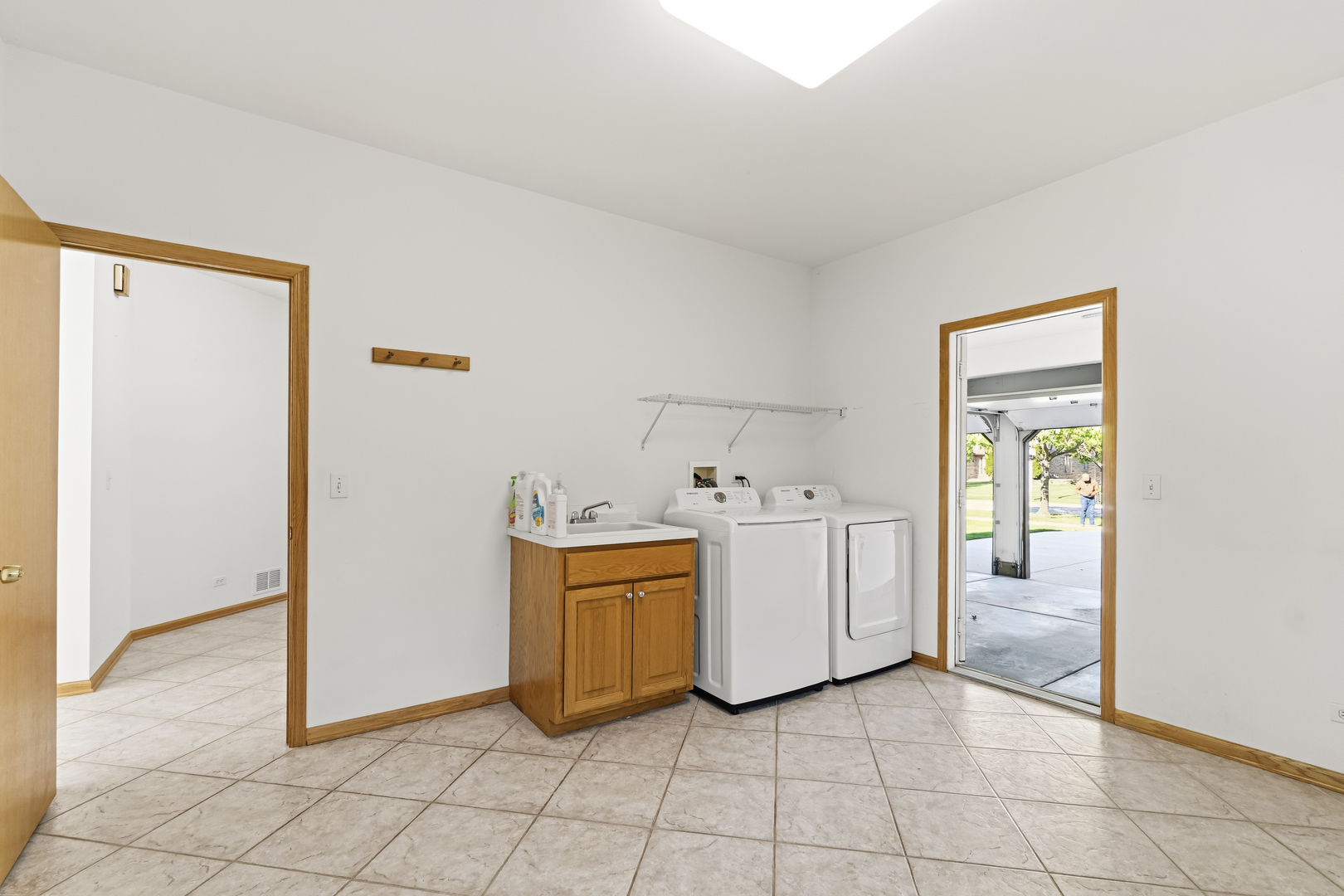 546 Fourth Avenue Addison, IL 60101 - Photo 5 of 39 a view of utility room with washer and dryer