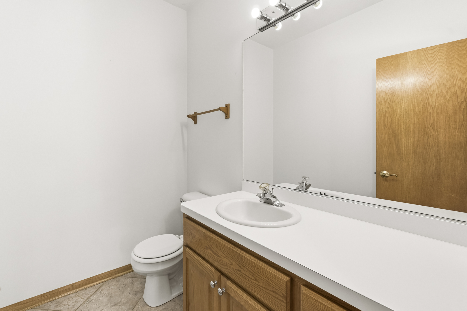 546 Fourth Avenue Addison, IL 60101 - Photo 6 of 39 a bathroom with a sink and a toilet